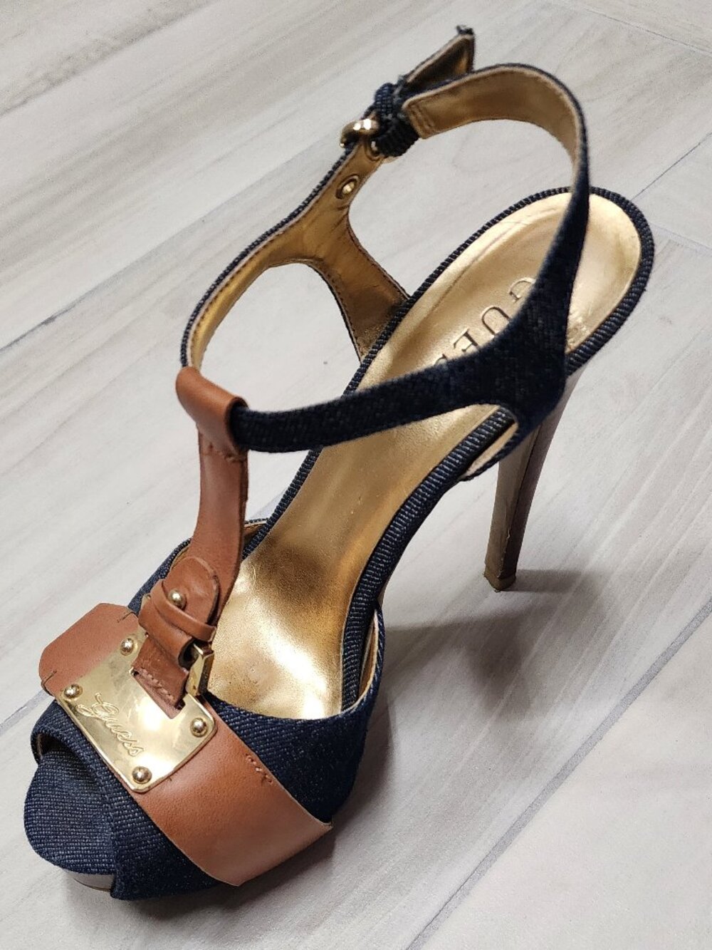 Like New Size 7 Guess Blue Jean Heels